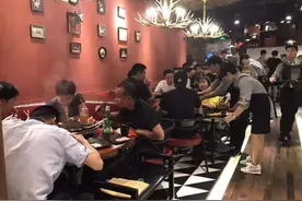 6岁熊孩子往邻桌火锅里吐口水，父母视若无睹，店家的做法太给力图片