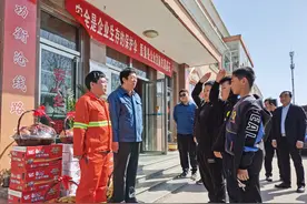 救起3名落水儿童的施工大哥找到了图片