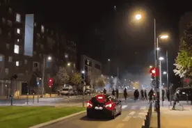 江苏械斗打出骚操作：烟花互射！烟花的威力一点都不小！轻武专栏图片