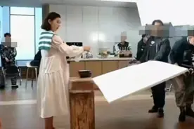 李小萌挺巨肚捞金太拼！穿白裙胖成大肉球，36岁的脸嫩得让人自卑图片
