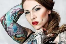 女子冒失明危险给眼球纹身，眼白变成深蓝色图片