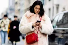 女人上了40岁，少穿这4种自带“廉价感”的衣服，没气质还掉价图片