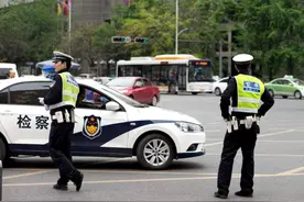 “假交警”越来越多了？晚上开车吓得发抖，车主：赶紧取消吧图片