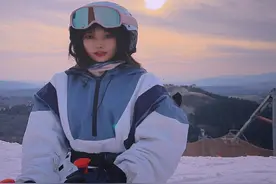 00后美女校花，初恋脸+直角肩身材，真撩人，3个动作，练同款图片
