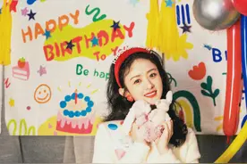 赵丽颖34岁庆生照曝光，一身复古造型画风可爱，歪头浅笑甜美依旧图片