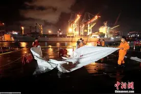 印尼坠机最新进展！现场发现人体遗骸，搜救团队疑似接收到坠毁飞机黑匣子信号图片