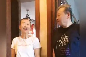 李逵赵小锐自曝和娇妻分房睡，老婆皮肤白皙没皱纹，网友直呼羡慕图片