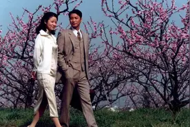 过了四十岁，笨女人才拼老公，聪明女人拼这三张底牌图片