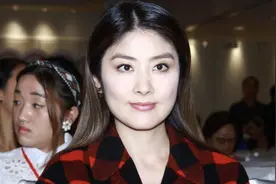 “陈慧琳”私服穿搭美太多，流苏格纹衬衫配皮短裤，意外时尚高级图片