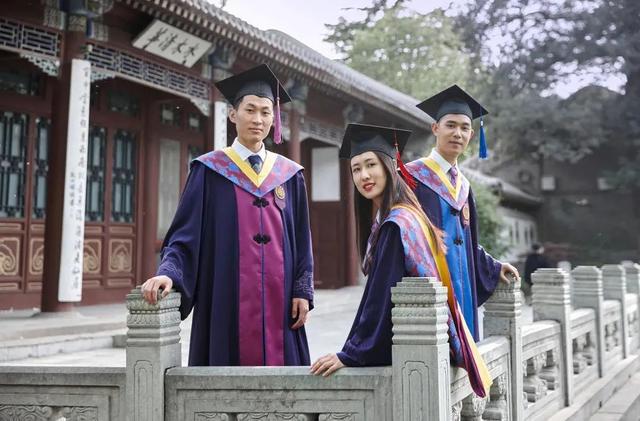 中央美院的学士服美上热搜！这是什么神仙毕业现场？