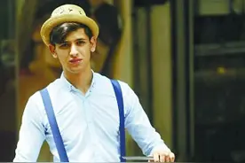 贝鲁特男子很享受胡须服务图片