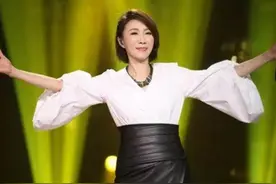 51岁知名歌手李翊君家中摔倒！头部撞向桌角，面部淤青牙龈出血图片