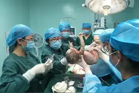 产妇三胎剖宫产生娃，三小时未出产房，婆婆妈妈心疼得齐落泪图片