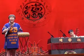 郭德纲45岁妻子登台，穿4800元T恤唱京韵大鼓，有望复出办鼓曲社图片