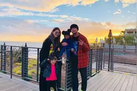 晒完儿子照片，周杰伦再晒和女儿牵手背影照，粉丝直呼太温馨图片