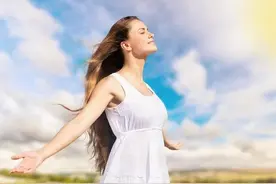 一个女人，取悦于任何人，都不如善待自己图片