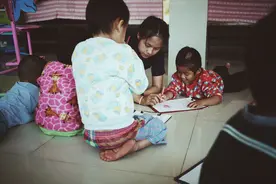 生孩子越多越好吗？一家7口困惑的幸福，网友表示无法理解图片