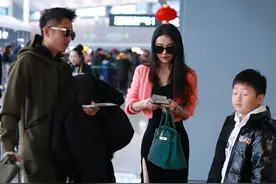 冉莹颖秀丰满无“下限”！最小码的连衣裙直接“塞”，翘臀太抢镜图片