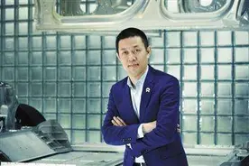 放牛娃大学创业，手握3家公司，37岁与央视女主播结婚，恩爱至极图片