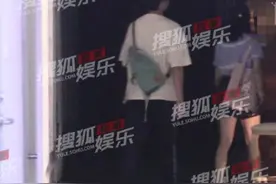 40岁姚晨深夜现身酒吧，好友室内抽烟太随意，不见老公曹郁身影图片