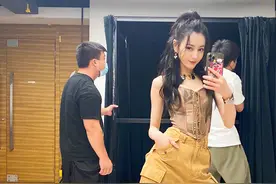 迪丽热巴大秀舞姿，紧身吊带装露小香肩，大长腿蜜桃臀抢镜图片