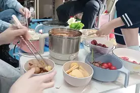 学校突击检查寝室，女生柜内皆是“违禁品”，导师笑骂不守规矩图片