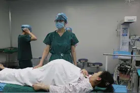 “铁血产妇”自己走出产房，走路带风堪比红毯，网友：宝宝生了吗图片