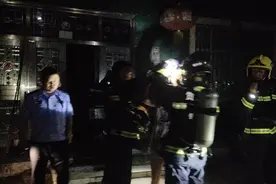 卧室内突发火灾！一女子被困楼顶，消防成功施救图片
