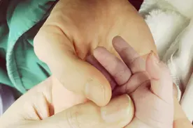 郎朗吉娜官宣喜得爱子，晒一家三口大小手，直呼音乐会小听众来了图片