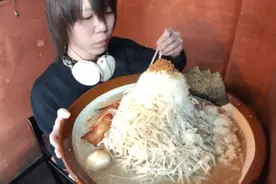 大胃王挑战50斤“面条”，吃完店老板揭穿他，网友：不会再信你图片