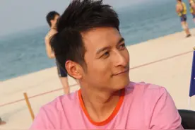 李维嘉现身机场，万年不变的小黑包，这大步子迈得真潇洒图片