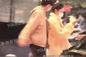 23岁女星与神秘男深夜约会，亲密举动似情侣，聊天热络不避嫌图片