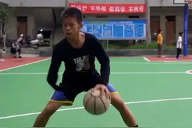 13岁独臂少年燃爆篮球场，NBA球星都来点赞：少年，请保持激情图片