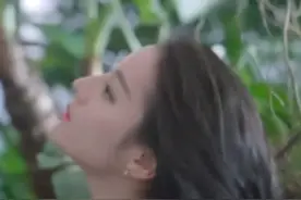 热巴头朝下往后甩发，没想到长发被树枝勾住，下一秒的反应成亮点图片