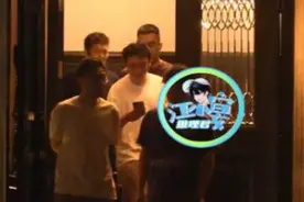 王思聪舔狗事件后首现身，超专注直盯手机屏，孙一宁疑似人设崩塌图片