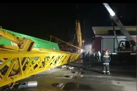 辽宁抚顺一龙门吊倒塌砸毁公交车 未造成人员伤亡图片