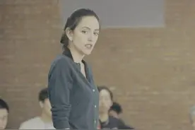 刘烨太太安娜酒吧演唱，网友惊讶其优秀，纷纷留言：刘烨配不上她图片