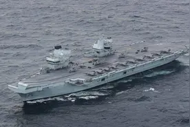 拒绝中国劝告，英国航母执意来南海，刚开到半路F-35紧急迫降图片