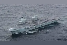 拒绝中国劝告，英国航母执意来南海，刚开到半路F-35紧急迫降图片