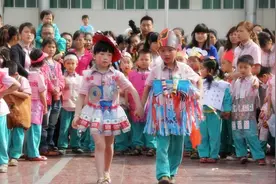 老人说，把孩子旧衣服扔掉“犯忌讳”，怎么使衣服“变废为宝”？图片