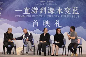 一直游到海水变蓝，游到没有故乡的海图片