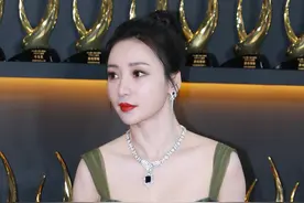 柳岩不愧是“性感尤物”，吊带裙挡不住凹凸感，不像40岁的女人图片