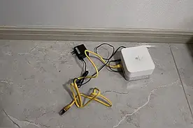 啥情况？一觉醒来，屋里插座冒黑烟，其他电器还“砰、砰”的爆响图片