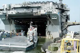 中国批准美国航母停靠香港！解放军军官登上航母，释放重大信号