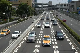 纵向减速标线、柔性隔离柱、新型防撞桶 武汉街头的这些交通设施，你认识吗？图片