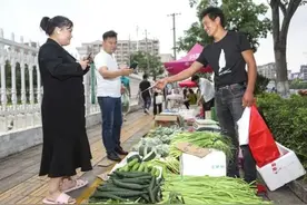 摆地摊做副业，长沙地摊经济火来了！第一批摊贩领证“上岗”图片