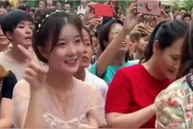 “最美幼师”火了，在台下领舞笑容太治愈，网友：我想做她的学生图片