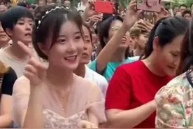 “最美幼师”火了，在台下领舞笑容太治愈，网友：我想做她的学生图片