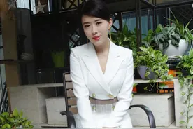 又被颜丹晨折服，把西装当“裙子”穿很抢镜，不愧是北影校花图片