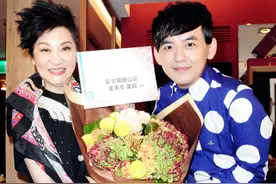 黄子佼婚宴唯一邀请的艺人，一手挖掘曾宝仪，还曾出钱帮黄磊圆梦图片